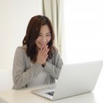 パソコンで仕事する女性