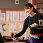 居酒屋で働く女性